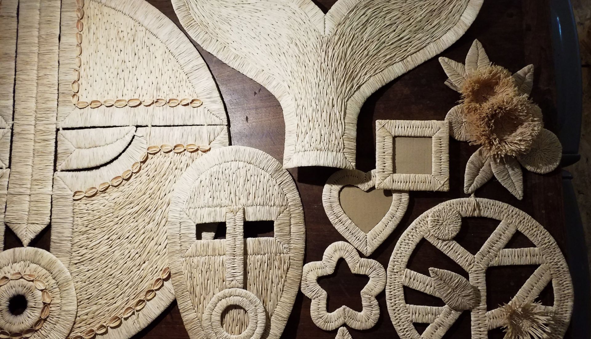 CREATIONS ARTISTIQUES EN BRODERIE DE RAPHIA : CADRES, PARURES, MASQUES - 1er module
